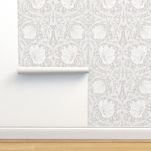 Puede incluir: Papel tapiz blanco con un patrón repetitivo de flores y hojas estilizadas. El patrón es de color gris claro y tiene una estética vintage.