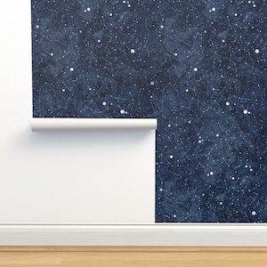 Carta da parati non incollata Night Sky - Costellazioni di rebecca_reck_art - Carta da parati celeste con stelle e costellazioni, doppio rotolo di Spoonflower