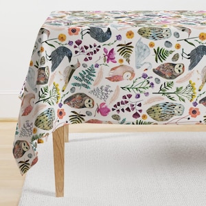 Toalha de mesa Flora e Fauna - Lucid Dreams Mystic por zoe_ingram - Toalha de mesa de cetim de algodão Woodland Birds Raven Owl Swan por Spoonflower