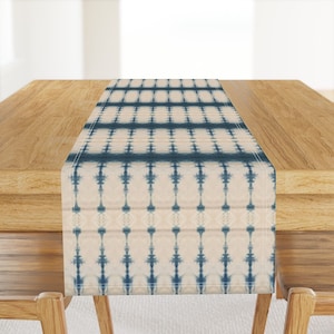 Bieżnik na stół w kolorze indygo – Shibori, niebiesko-biały, boho, ręcznie farbowany, nowoczesny, dziecięcy, bawełniany, satynowy – Moody Blues Shibori od dyeshappy