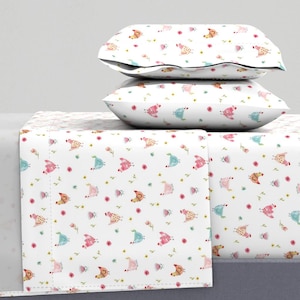 Spannbettlaken - Polka Mädchen - Weiß von shopcabin - 100% Baumwolle - handbestickt mit Spoonflower Aquarell Blumen Hennen -