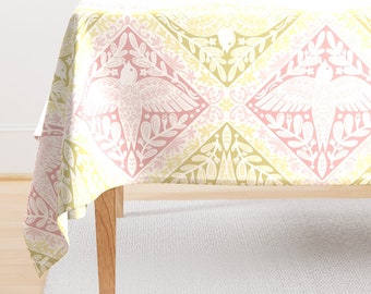 Scandi-Damast-Tischdecke – Frühlingsvogel von creativeinchi – Pastellrosa-gelbe, feminine, fröhliche Tischdecke aus Baumwollsatin von Spoonflower