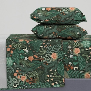 Puede incluir: Un juego de cama estampado en verde y marrón con un diseño floral y de setas. El juego incluye una sábana bajera, una sábana encimera y dos fundas de almohada.