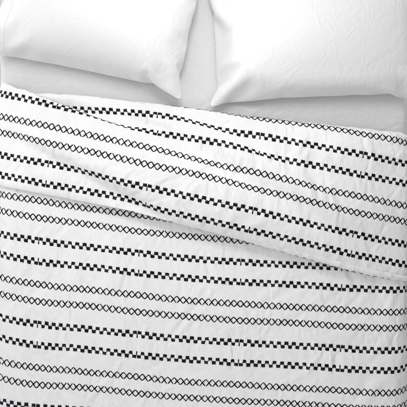 Ropa de cama de tela de barro - Puntada en X negra y puntada de ferrocarril de eti_enne - Funda nórdica o fundas de almohada de satén de algodón con líneas de puntada de cruz a rayas imagen 4