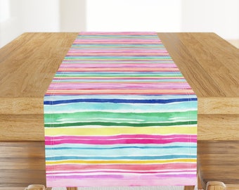 Chemin de table à rayures aquarelles - Rayures colorées par ninola-design - Chemin de table estival coloré et vibrant en satin de coton par Spoonflower