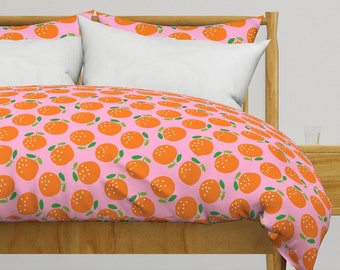 Bright Oranges Bedding - Orangen auf Pink von cerigwen - Zitrusfrüchte Retro Mod Baumwollsatin Bettbezug ODER Kissenbezüge von Spoonflower