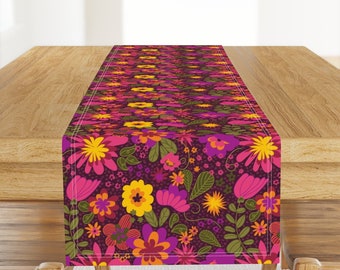 Chemin de table floral des années 1960 - Mod floral par jenflorentine - Chemin de table rétro en satin de coton magenta du jardin de fleurs par Spoonflower
