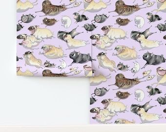 Papel pintado sin pegamento con estampado divertido de carlinos lavanda. Grupo de razas de juguetes. Adopta, no compres. Carlinos en movimiento por inkpug. Papel pintado de Spoonflower.