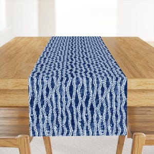 Bieżnik stołowy Indigo Shibori – niebiesko-biały, fale, nowoczesny, plażowy, domowy, tie-dye, boho, bawełniany, satynowy – Shibori od Jillbyers