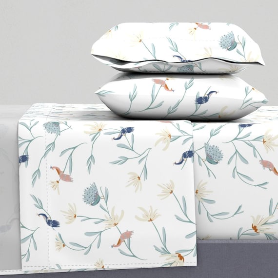 Frühlings Bettwäsche - Pfau Chinoiserie von anniemontgomerydesign - Romantische Vogel Floral Pfau Baumwollsatin Bettwäsche Set Bettwäsche von Spoonflower