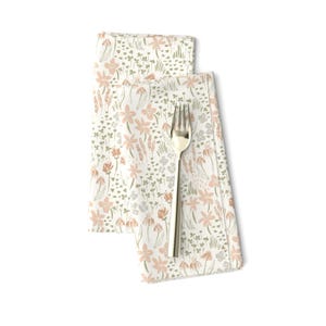 Blommiga middagsservetter set om 2 - Små blommor pasteller ogräs rosa gräs tygservetter - Flytande äng - Vintage ogräs av hufton_studio