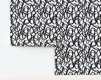 Moderne, handgezeichnete, schwarz-weiße Tapete mit Tusche-Schnörkeln – Schwarz-Weiß-Kritzeleien von erinkarr, Tapete von Spoonflower
