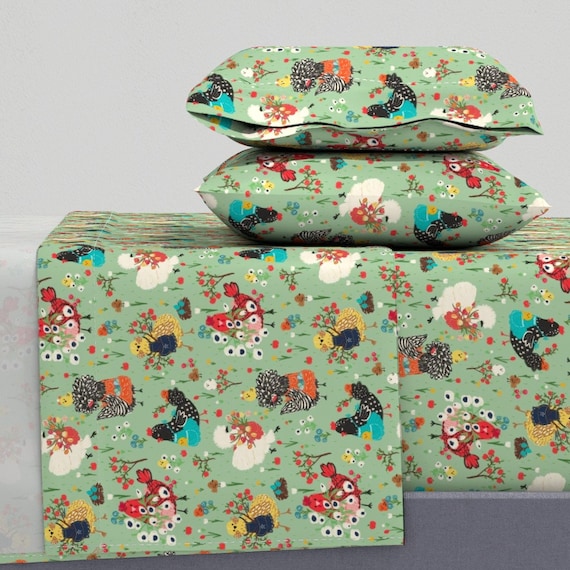 Grüne Hühner Bettwäsche - Frühling Hühner von francisca_reyes - Blumen Vögel Tiere Tulpen Baumwollsatin Bettwäsche Set Bettwäsche von Spoonflower