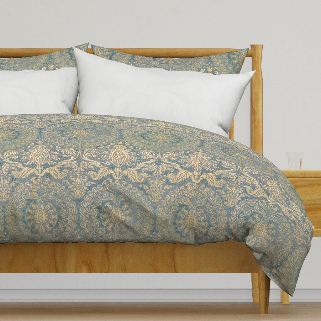 Blauw beddengoed - Catharina van Aragon door peacoquettedesigns - Geelgouden middeleeuws katoensatijn dekbedovertrek OR kussensloop van Spoonflower