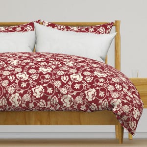 Roupa de cama de damasco vermelho - Block Print Burgundy por chiara_de_david - Capa de edredom de cetim de algodão floral tradicional OU fronhas por Spoonflower
