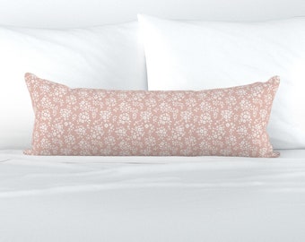 Coussin lombaire XL à fleurs rose poudré - Fantaisie vieux rose par Flowersalways - Très grand coussin lombaire rectangle prairie à petite échelle par Spoonflower