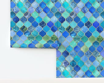 Papel pintado Quatrefoil sin adhesivo, estilo bohemio marroquí con acuarela y forma ojival - Azul cobalto y aguamarina decorativo de micklyn Wallpaper by Spoonflower
