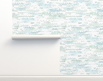 Papel pintado azul sin adhesivo con diseño de olas del océano, agua, mar y navegación en acuarela - Olas en acuarela de taraput. Rollo doble de papel pintado de Spoonflower.