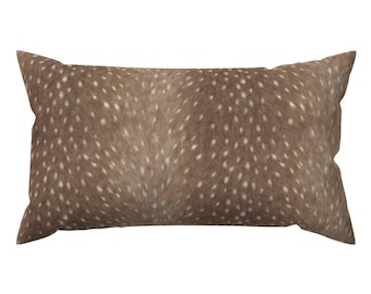 Poduszka lędźwiowa Deer Spots – płowa, zwierzęca, leśna, w odcieniach ziemi, prostokątna, akcentowa poduszka – miękka, szarobrązowa, firmy willowlanetextiles