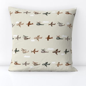 Cojín decorativo bohemio con diseño de aviones - Helicópteros en beige neutro, caprichoso y bonito - Aviones sobre arena de ivieclothco imagen 1