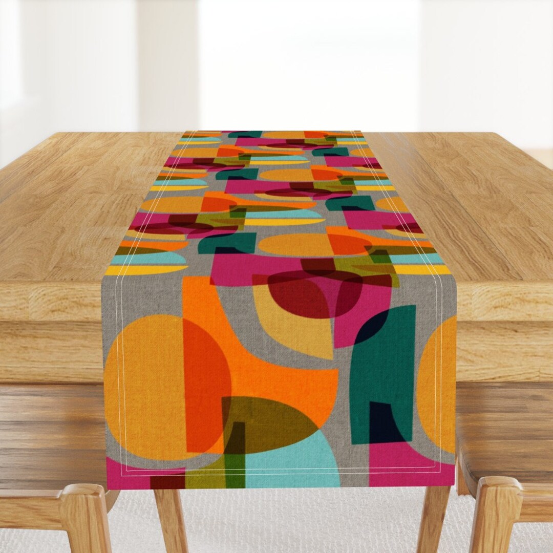 Midcentury Modern Tischläufer Kaleidoskop von cebiliamok Heller  geometrischer Retro abstrakter Baumwollsatin Tischläufer von Spoonflower