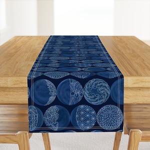 Japanisch inspirierter Tischläufer - Sashiko Mondphasen von hnldesigns - Sashiko Monde Outer Space Baumwollsatin Tischläufer von Spoonflower
