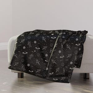 Weltraum-Decke - Monochrom - Weltraum-Druck (schwarz) von littlepfeildesign - Astronaut Weltraum-Stoff-Überwurf-Decke mit Löffelblumen-Stoff