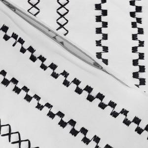 Ropa de cama de tela de barro - Puntada en X negra y puntada de ferrocarril de eti_enne - Funda nórdica o fundas de almohada de satén de algodón con líneas de puntada de cruz a rayas imagen 5