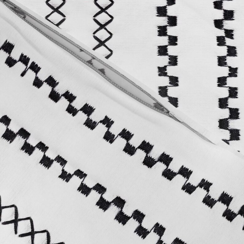 Ropa de cama de tela de barro - Puntada en X negra y puntada de ferrocarril de eti_enne - Funda nórdica o fundas de almohada de satén de algodón con líneas de puntada de cruz a rayas imagen 5