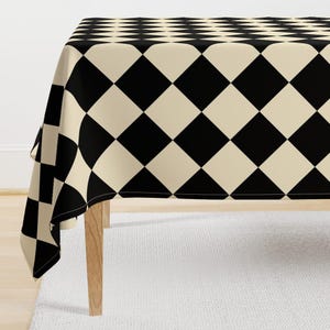 Harlekin Tischdecke - Wunderland Schachbrett Karo von peacoquettedesigns - Karierte Creme Schwarze Baumwollsatin Tischdecke von Spoonflower