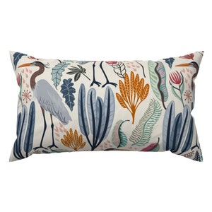 Küstenflora Akzentkissen - Reiher und Pflanzen durch nina_leth - Natur Tropische Wildblumen Teich Rechteck Lendenwirbelkissen von Spoonflower