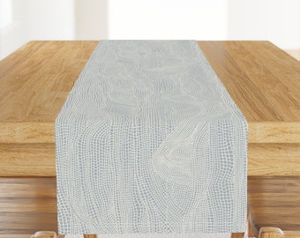 Chemin de table drapé Ligne abstraite - Griffonnage abstrait par leannefriedberg - Chemin de table en satin de coton beige crème gris bleu par Spoonflower