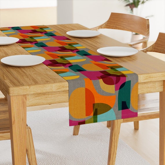 Midcentury Modern Tischläufer Kaleidoskop von cebiliamok Heller  geometrischer Retro abstrakter Baumwollsatin Tischläufer von Spoonflower
