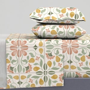 Blommiga kakelplattor - Målade päron av littleshotofhappy - Retro handritade traditionella päron bomullssatin lakanset sängkläder av Spoonflower