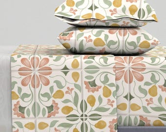 Lakens met bloemenmotief - Geschilderde peren van littleshotofhappy - Retro handgetekende traditionele peren katoenen satijnen lakenset van Spoonflower