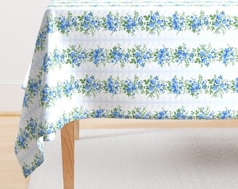 Bauernhaus Tischdecke mit Blumenmuster - Traditionelle Blumenzeichnung von emikundesigns - Shabby Chic Blaue Baumwollsatin Tischdecke von Spoonflower