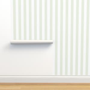 Carta da parati non incollata a strisce verdi morbide - Stripe Faded Green di lilyoake - Carta da parati verticale Gustavian Double Roll di Spoonflower