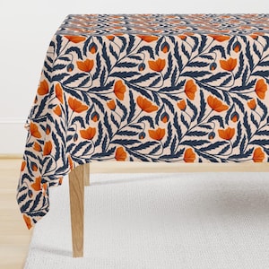 Può includere: Una tovaglia rettangolare caratterizzata da un motivo botanico ripetuto su sfondo beige chiaro. Il design è composto da fiori di papavero arancioni vivaci e fogliame blu navy scuro con steli e foglie fluidi e complessi.