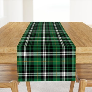 セントパトリックデー テーブルランナー - littlearrowdesign のアイリッシュ チェック柄 - Spoonflower のアイリッシュ チェック柄タータン スコティッシュ キルト コットン サテン テーブルランナー
