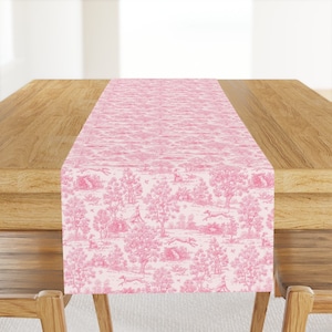 Caminho de mesa Greyhound Toile - Rosa Greyhound Toile por artbyjanewalker - Caminho de mesa de cetim de algodão pastoral rosa com paisagem por Spoonflower