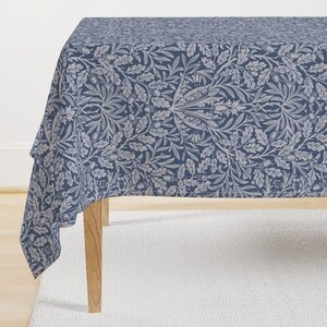 Blaue Viktorianische Tischdecke - Eichel William Morris by old_and_elegant - Jugendstil Tischdecke aus Schieferblauem Baumwollsatin von Spoonflower