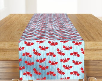 Joli chemin de table crabe rouge - Crabes mignons par littlearrowdesign - Chemin de table nautique en satin de coton à rayures bleues et blanches d'été par Spoonflower