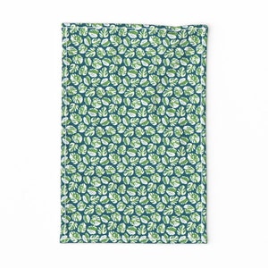 Asciugamano da tè verde - Monstera variegata di littlearrowdesign - Carta da parati Piante Tropicale Boho Lino Cotone Tela Asciugamano da tè di Spoonflower