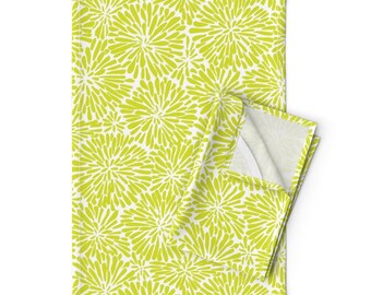 Lot de 2 torchons à fleurs chartreuse - Vert acide Mums par bevestudio - Torchons à vaisselle colorés abstraits graphiques en lin et coton par Spoonflower