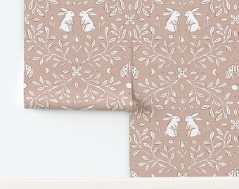 Cottagecore behang zonder lijm: speelse bladeren en botanische konijntjes - Grote botanische konijntjes van rozi_patterns, verkrijgbaar bij Spoonflower