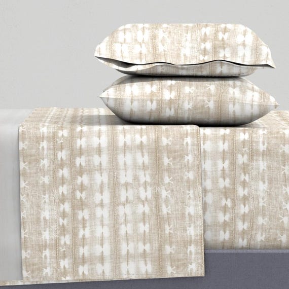 Neutrale Boho Bettwäsche - Rustikaler Sand von alison_janssen - Tie Dye Boho Beige Tan Weiß Baumwollsatin Bettwäsche Set Bettwäsche von Spoonflower