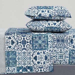 Cottagecore-lakan - Cottage Tiles av pascale_dilger_design - Geometriskt modernt lantligt bomullssatänglakanset sängkläder av Spoonflower