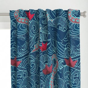 Panel zasłonowy w kształcie łodzi origami - Octopus Ocean Playground firmy hnldesigns - Kanagawa Wave Octopus Ocean Custom Curtain Panel firmy Spoonflower