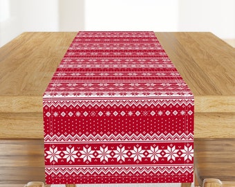 Nordischer Hygge Tischläufer - Rote Weihnachten von sssowers - Skandinavische Schneeflocken Weihnachtsbäume Baumwollsatin Tischläufer von Spoonflower