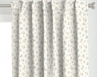 Cottagecore-gordijnpaneel - zachte pastel vrouwelijke bosbes botanische kleinschalige aangepaste gordijnpaneel - bosbessen op crème door elena_amo -